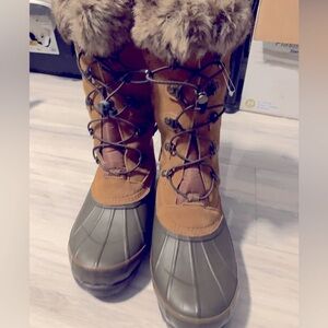 Lands' End Women's Alpine Squall rain and snow boots, Green/Tan Sz 9 NWOT